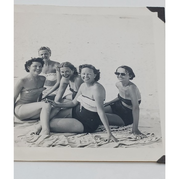 Vintage 1951 Photogragh Group of Women Sitting on Panama Beach Florida Laughing - Picture 2 of 3